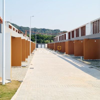 Casa de Condomínio com 78m², 2 quartos (sendo 2 suítes), 2 garagens, no bairro Morro das Pedras em Florianópolis