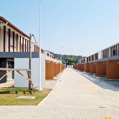 Casa de Condomínio com 78m², 2 quartos (sendo 2 suítes), 2 garagens, no bairro Morro das Pedras em Florianópolis