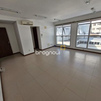 Sala com 31m², 1 garagem, no bairro Centro em Florianópolis