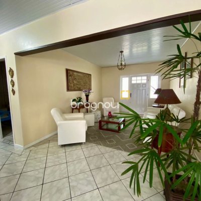 Casa com 160m², 4 quartos (sendo 1 suíte), 5 garagens, no bairro Ingleses em Florianópolis