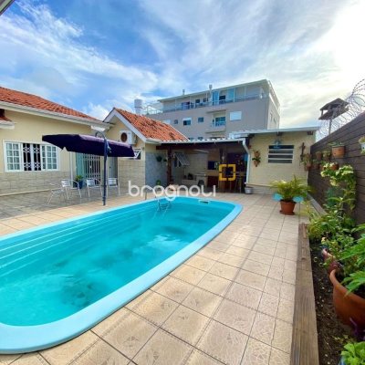 Casa com 160m², 4 quartos (sendo 1 suíte), 5 garagens, no bairro Ingleses em Florianópolis