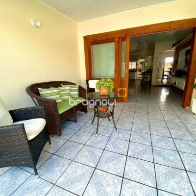 Casa com 160m², 4 quartos (sendo 1 suíte), 5 garagens, no bairro Ingleses em Florianópolis