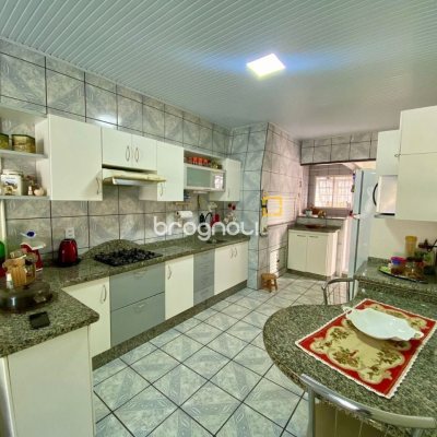 Casa com 160m², 4 quartos (sendo 1 suíte), 5 garagens, no bairro Ingleses em Florianópolis