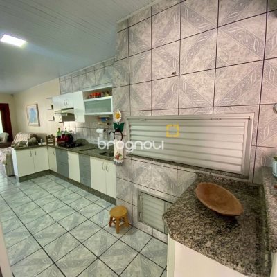 Casa com 160m², 4 quartos (sendo 1 suíte), 5 garagens, no bairro Ingleses em Florianópolis