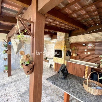 Casa com 160m², 4 quartos (sendo 1 suíte), 5 garagens, no bairro Ingleses em Florianópolis