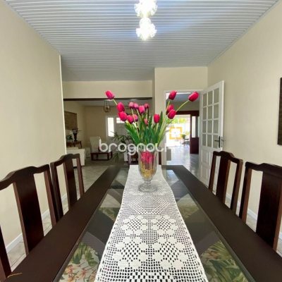 Casa com 160m², 4 quartos (sendo 1 suíte), 5 garagens, no bairro Ingleses em Florianópolis