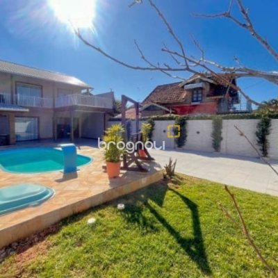 Casa com 420m², 3 quartos (sendo 3 suítes), 2 garagens, no bairro Rio Vermelho em Florianópolis
