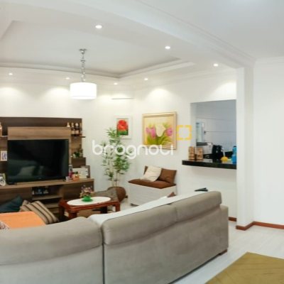 Casa com 420m², 3 quartos (sendo 3 suítes), 2 garagens, no bairro Rio Vermelho em Florianópolis