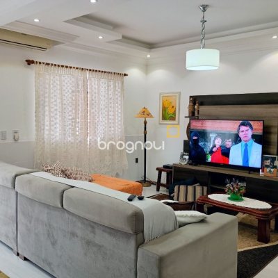 Casa com 420m², 3 quartos (sendo 3 suítes), 2 garagens, no bairro Rio Vermelho em Florianópolis