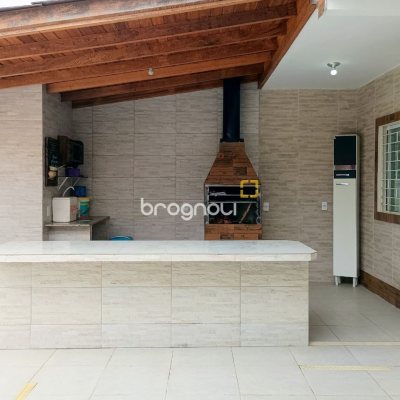 Casa com 420m², 3 quartos (sendo 3 suítes), 2 garagens, no bairro Rio Vermelho em Florianópolis