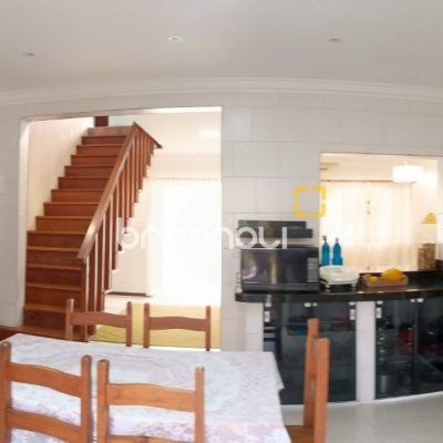 Casa com 420m², 3 quartos (sendo 3 suítes), 2 garagens, no bairro Rio Vermelho em Florianópolis