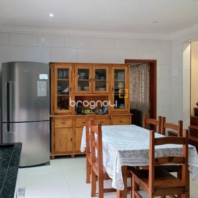 Casa com 420m², 3 quartos (sendo 3 suítes), 2 garagens, no bairro Rio Vermelho em Florianópolis