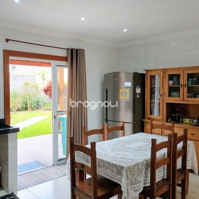 Casa com 420m², 3 quartos (sendo 3 suítes), 2 garagens, no bairro Rio Vermelho em Florianópolis