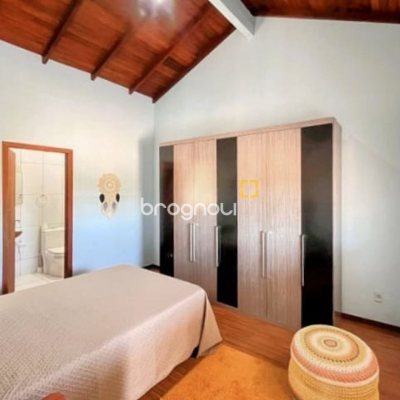 Casa com 420m², 3 quartos (sendo 3 suítes), 2 garagens, no bairro Rio Vermelho em Florianópolis