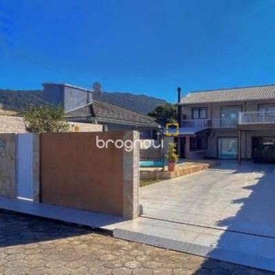 Casa com 420m², 3 quartos (sendo 3 suítes), 2 garagens, no bairro Rio Vermelho em Florianópolis