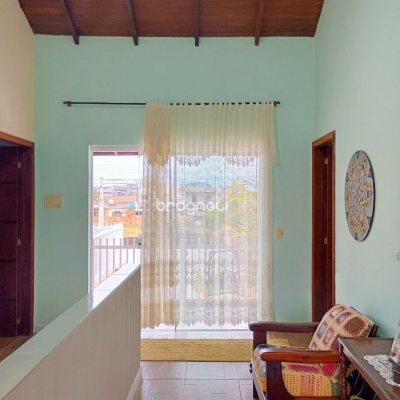 Casa com 420m², 3 quartos (sendo 3 suítes), 2 garagens, no bairro Rio Vermelho em Florianópolis