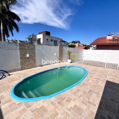 Casa com 140m², 4 quartos (sendo 1 suíte), 2 garagens, no bairro Pedra Branca em Palhoça