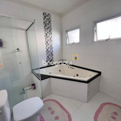 Casa com 140m², 4 quartos (sendo 1 suíte), 2 garagens, no bairro Pedra Branca em Palhoça