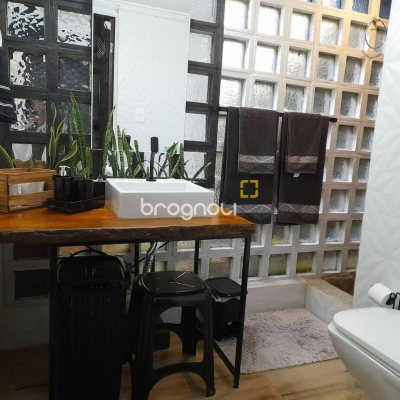 Casa Comercial com 226m², 4 garagens, no bairro Jurerê em Florianópolis