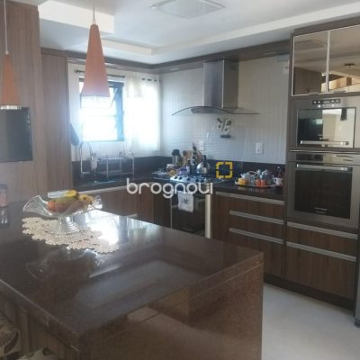Casa com 309m², 3 quartos (sendo 3 suítes), 4 garagens, no bairro João Paulo em Florianópolis