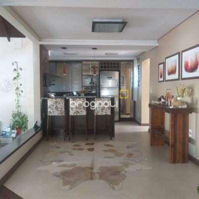 Casa com 309m², 3 quartos (sendo 3 suítes), 4 garagens, no bairro João Paulo em Florianópolis