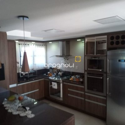 Casa com 309m², 3 quartos (sendo 3 suítes), 4 garagens, no bairro João Paulo em Florianópolis