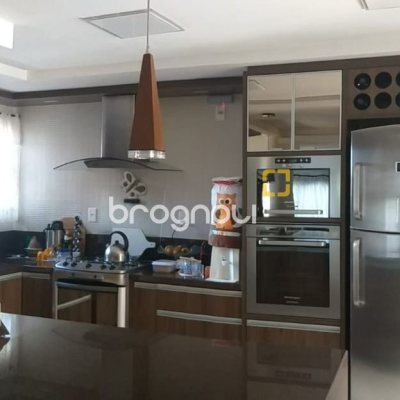 Casa com 309m², 3 quartos (sendo 3 suítes), 4 garagens, no bairro João Paulo em Florianópolis