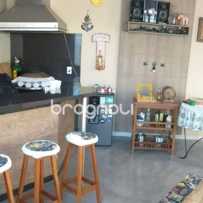 Casa com 309m², 3 quartos (sendo 3 suítes), 4 garagens, no bairro João Paulo em Florianópolis