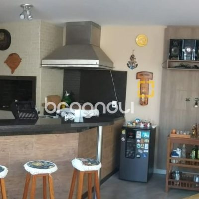 Casa com 309m², 3 quartos (sendo 3 suítes), 4 garagens, no bairro João Paulo em Florianópolis