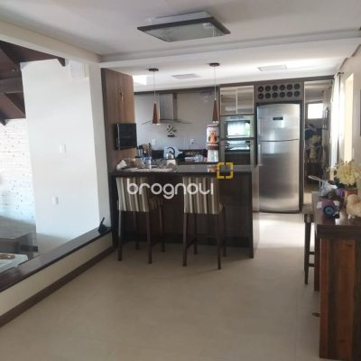 Casa com 309m², 3 quartos (sendo 3 suítes), 4 garagens, no bairro João Paulo em Florianópolis