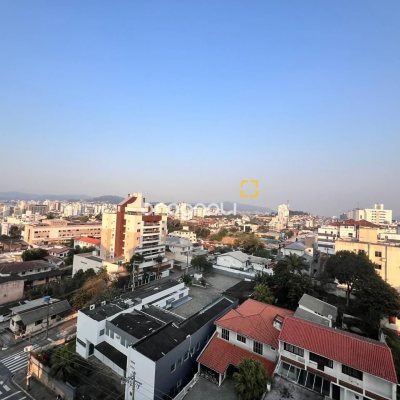 Apartamento com 77m², 2 quartos (sendo 2 suítes), 2 garagens, no bairro Estreito em Florianópolis