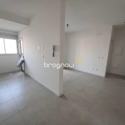 Apartamento com 77m², 2 quartos (sendo 2 suítes), 2 garagens, no bairro Estreito em Florianópolis