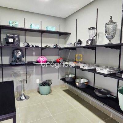 Apartamento com 77m², 2 quartos (sendo 2 suítes), 2 garagens, no bairro Estreito em Florianópolis