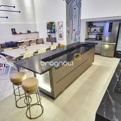 Apartamento com 77m², 2 quartos (sendo 2 suítes), 2 garagens, no bairro Estreito em Florianópolis