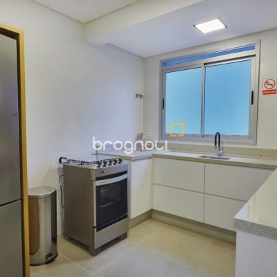 Apartamento com 77m², 2 quartos (sendo 2 suítes), 2 garagens, no bairro Estreito em Florianópolis