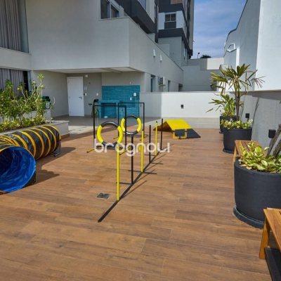 Apartamento com 77m², 2 quartos (sendo 2 suítes), 2 garagens, no bairro Estreito em Florianópolis