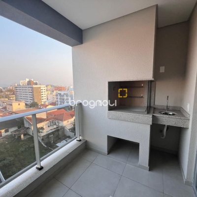 Apartamento com 77m², 2 quartos (sendo 2 suítes), 2 garagens, no bairro Estreito em Florianópolis