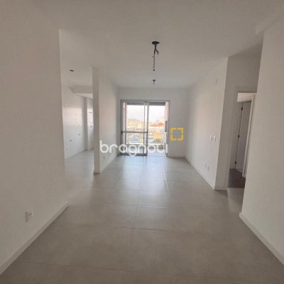 Apartamento com 77m², 2 quartos (sendo 2 suítes), 2 garagens, no bairro Estreito em Florianópolis