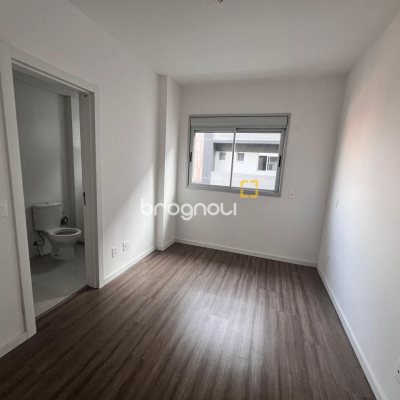 Apartamento com 77m², 2 quartos (sendo 2 suítes), 2 garagens, no bairro Estreito em Florianópolis