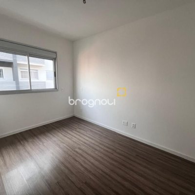 Apartamento com 77m², 2 quartos (sendo 2 suítes), 2 garagens, no bairro Estreito em Florianópolis