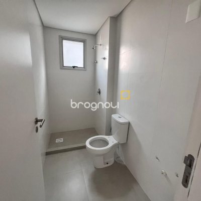 Apartamento com 77m², 2 quartos (sendo 2 suítes), 2 garagens, no bairro Estreito em Florianópolis