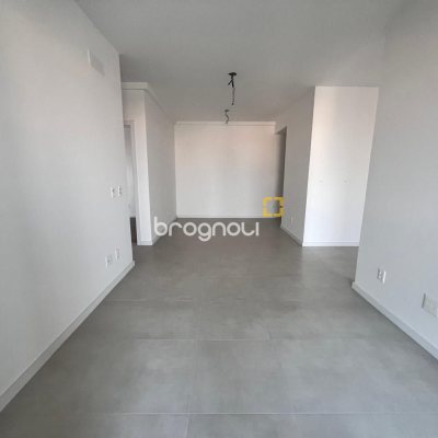 Apartamento com 77m², 2 quartos (sendo 2 suítes), 2 garagens, no bairro Estreito em Florianópolis
