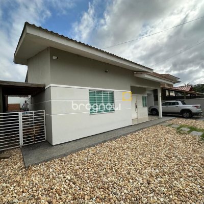 Casa com 210m², 3 quartos (sendo 1 suíte), 2 garagens, no bairro Aririú em Palhoça