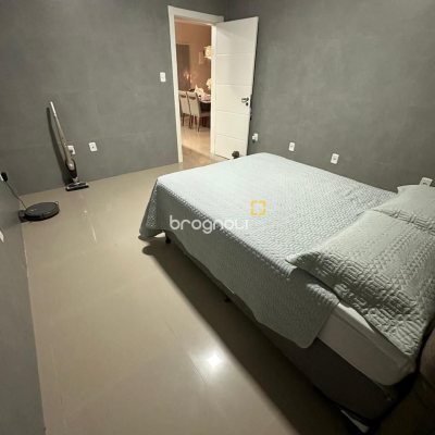 Casa com 210m², 3 quartos (sendo 1 suíte), 2 garagens, no bairro Aririú em Palhoça