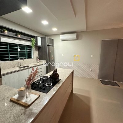 Casa com 210m², 3 quartos (sendo 1 suíte), 2 garagens, no bairro Aririú em Palhoça