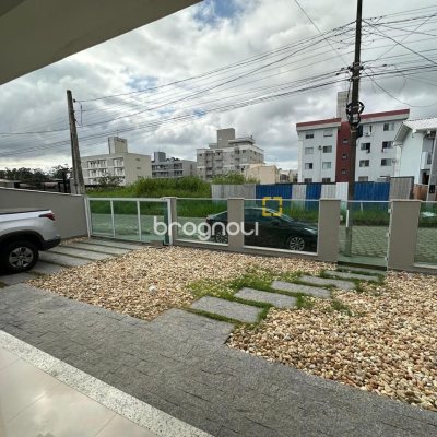 Casa com 210m², 3 quartos (sendo 1 suíte), 2 garagens, no bairro Aririú em Palhoça