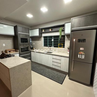 Casa com 210m², 3 quartos (sendo 1 suíte), 2 garagens, no bairro Aririú em Palhoça