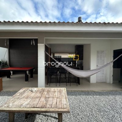 Casa com 210m², 3 quartos (sendo 1 suíte), 2 garagens, no bairro Aririú em Palhoça