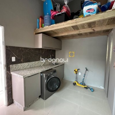 Casa com 210m², 3 quartos (sendo 1 suíte), 2 garagens, no bairro Aririú em Palhoça