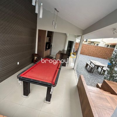 Casa com 210m², 3 quartos (sendo 1 suíte), 2 garagens, no bairro Aririú em Palhoça